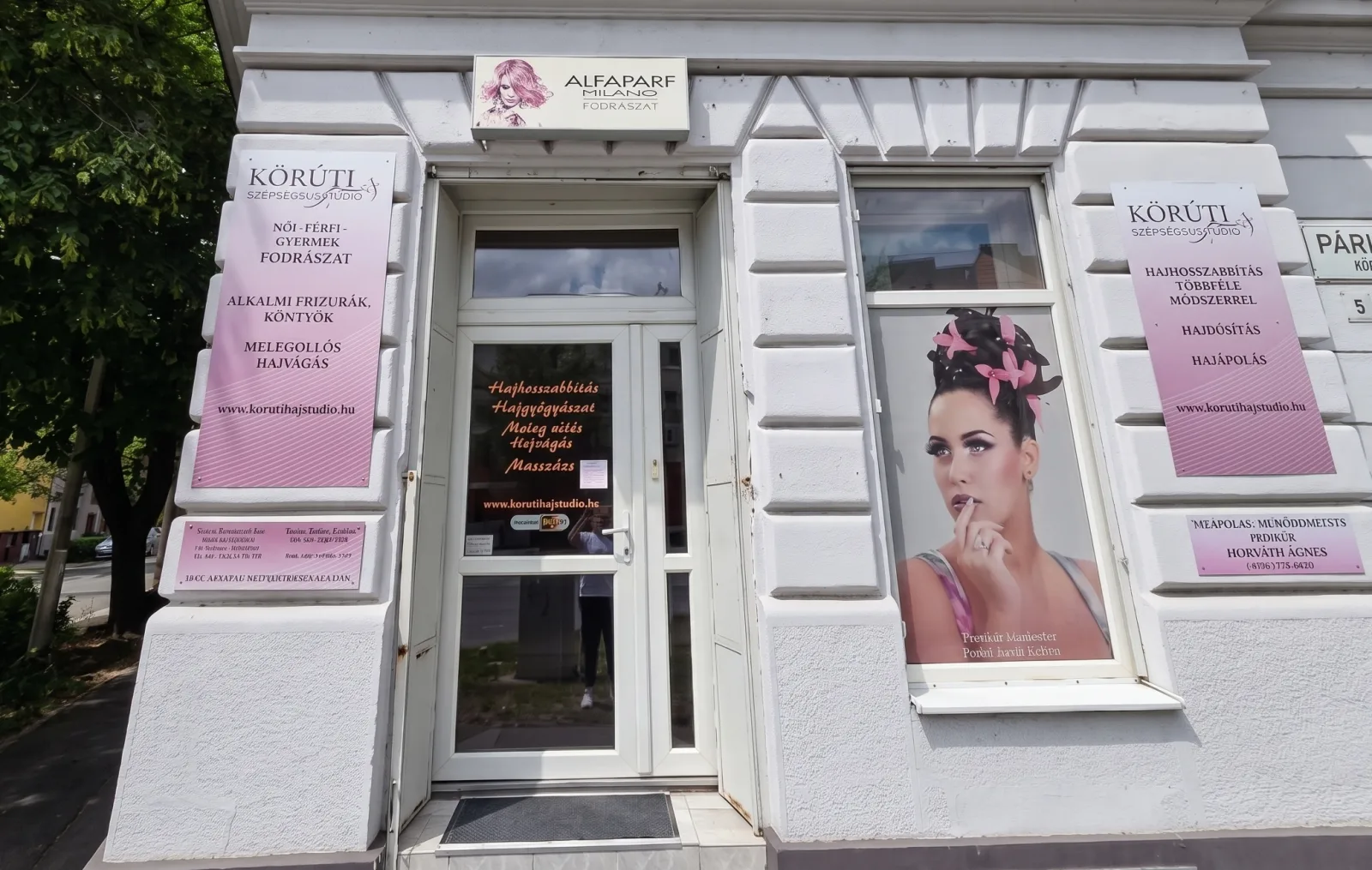 A Gold Hand Massage bejárata a Párizsi körút 5. alatt, Szegeden